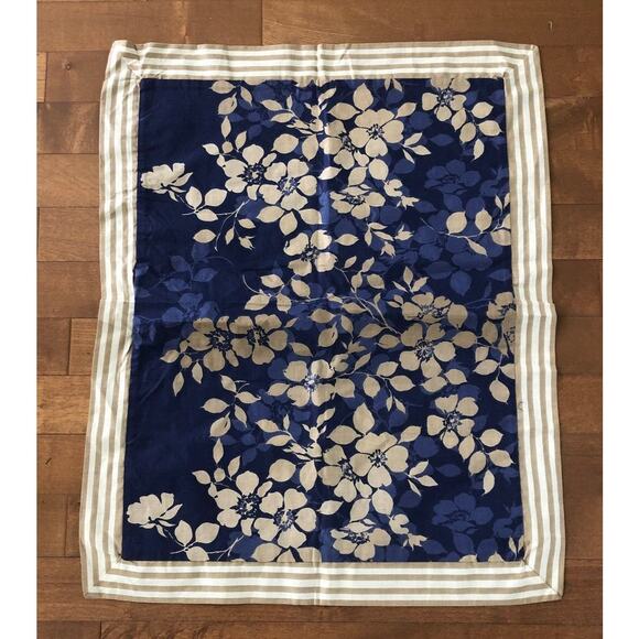 Michael Kors St. Tropes Two shams 26x20 blue - Picture 3 of 11